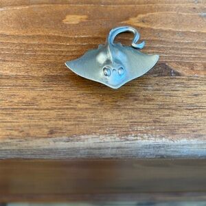 Manta Ray pin jj Jonetta